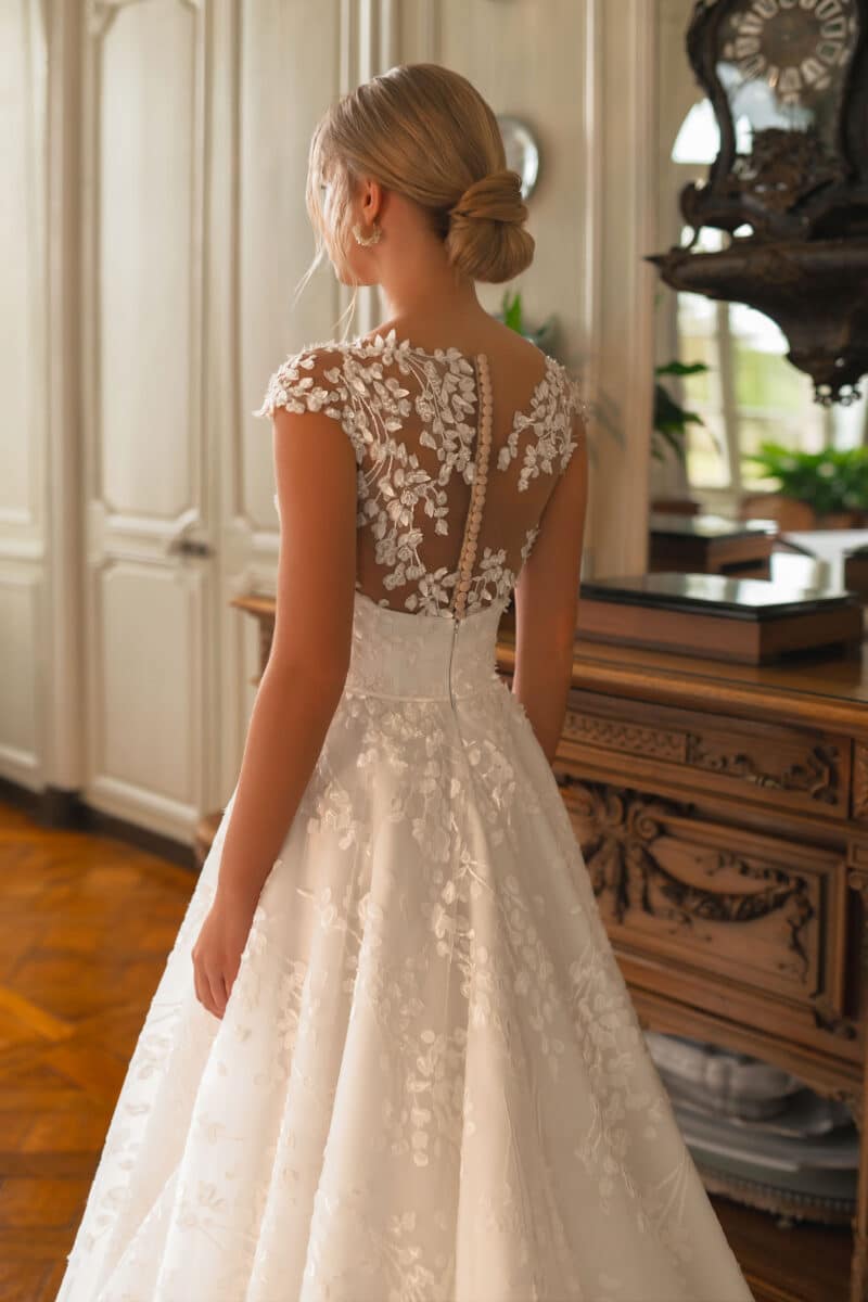 ESSEN , Leaf Lace Princess Wedding Dress With Long Train - Image 2